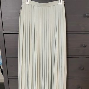 Pleated long skirt